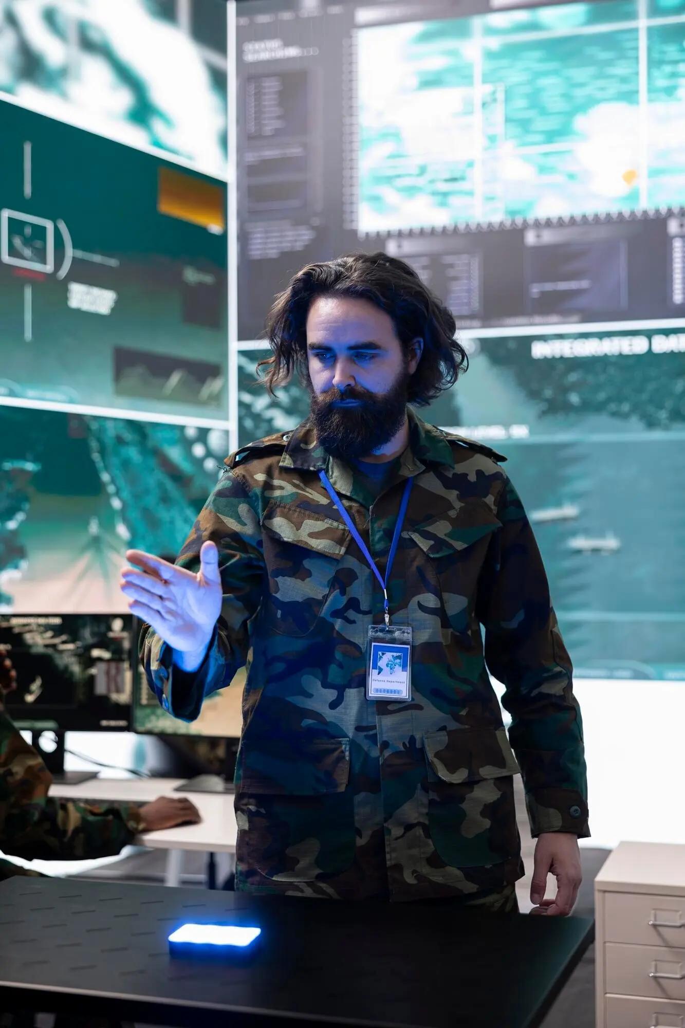 Ein Armeesoldat untersucht Echtzeitdaten auf einer holografischen 3D-Projektion.