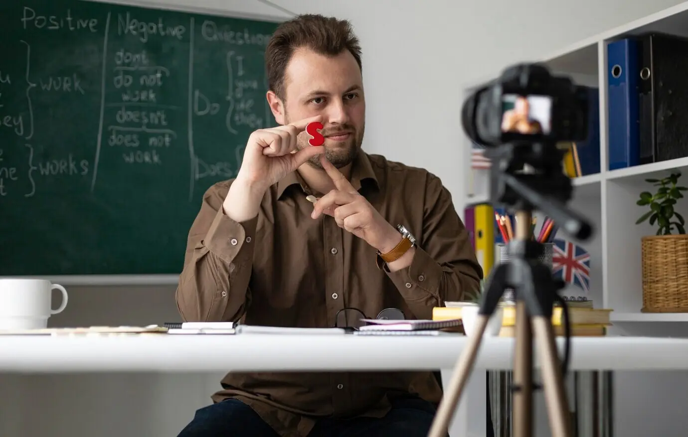 Ein Lehrer hält online eine Englischstunde für seine Schüler ab.