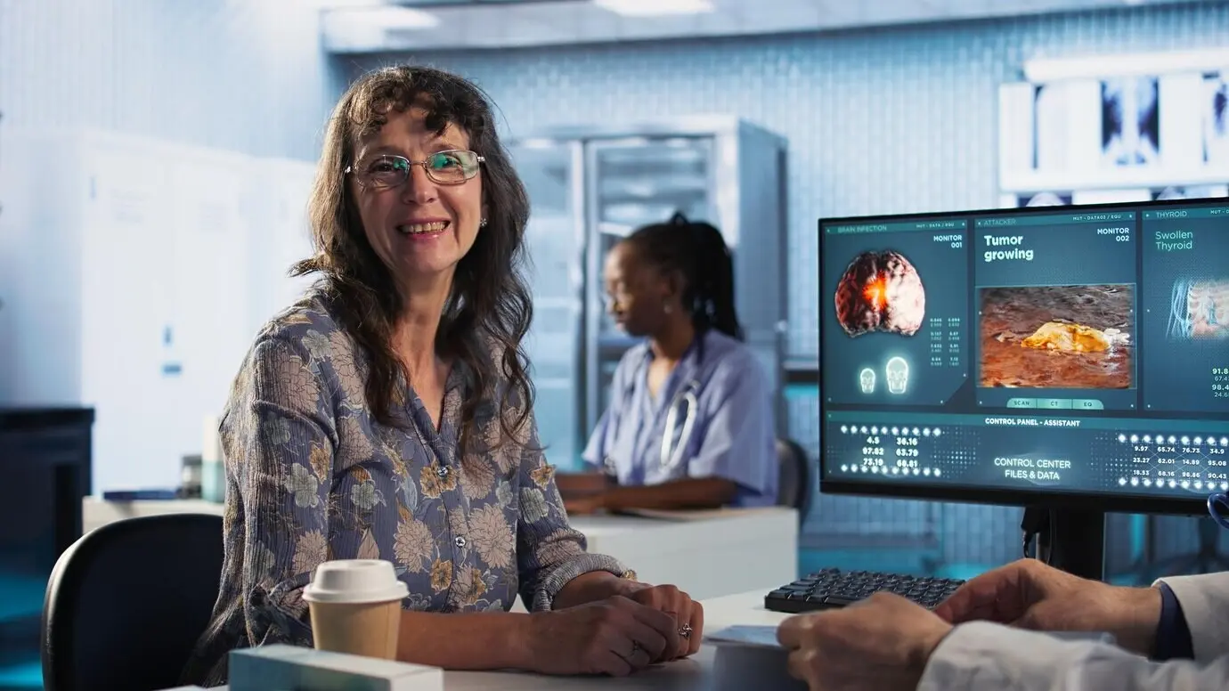 Erfahrener Mediziner im Gesundheitswesen, der sein Fachwissen teilt und die Ergebnisse von MRT-Scans interpretiert.