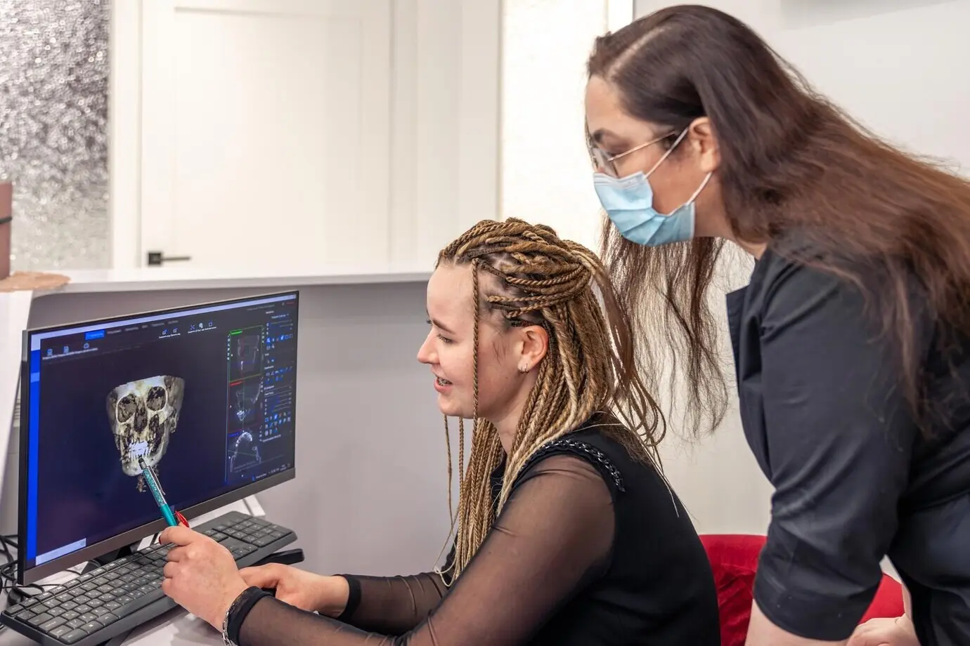 Zahnarzt betrachtet auf dem Computer ein Zahnröntgenbild, Zahnmedizin, zahnärztliche Behandlung