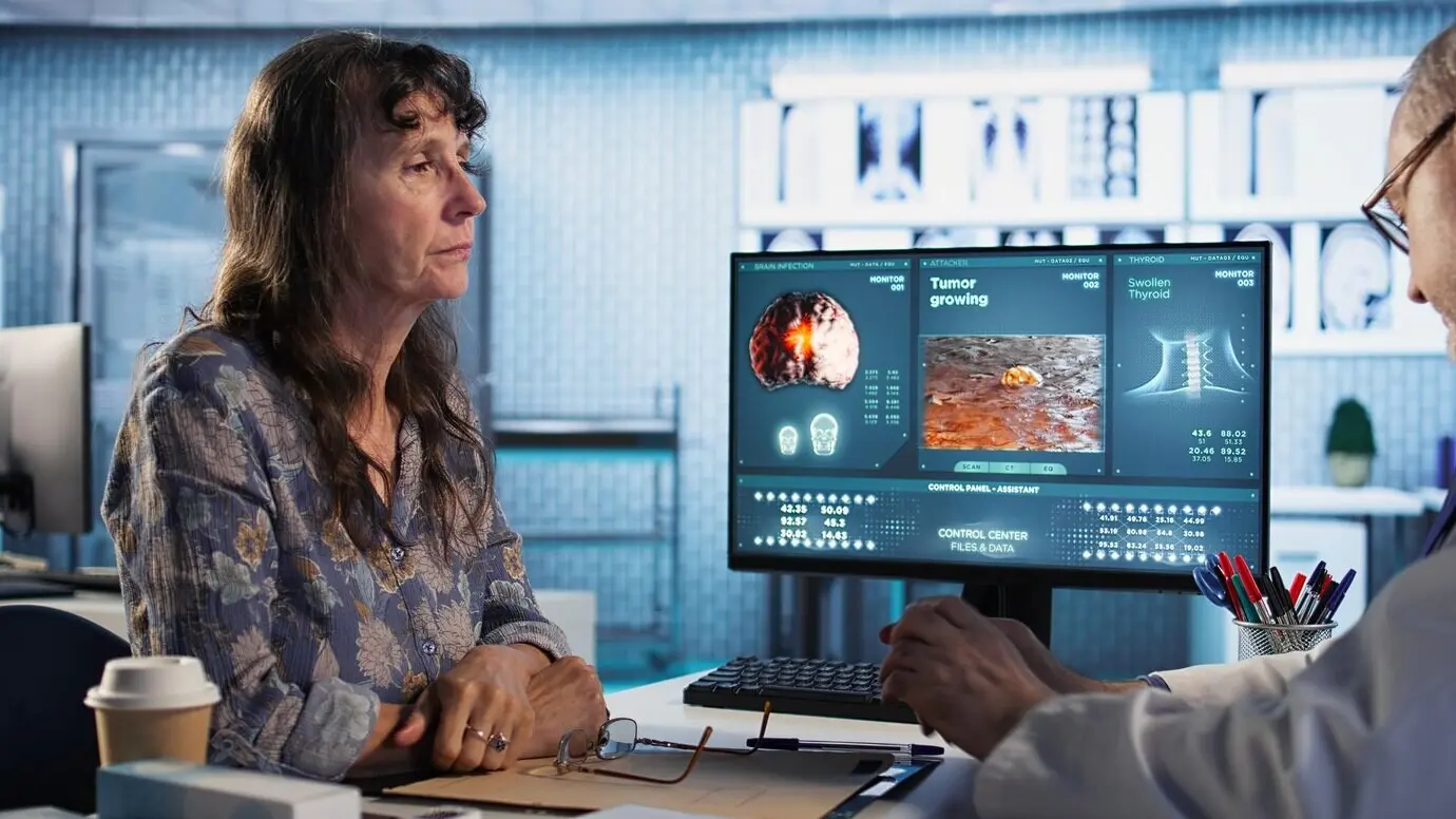 Ein Arzt berät einen Patienten in der Praxis zur Krebsfrüherkennung.